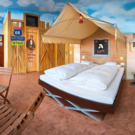 V8 Hotel Classic Motorworld Region Stuttgart Μπέμπλινγκεν Εξωτερικό φωτογραφία
